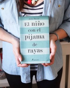 Libro titulado El niño con el pijama de rayas