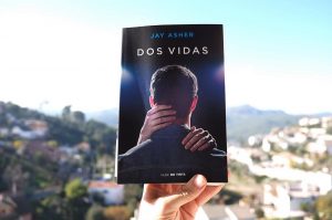 Dos vidas, Jay Asher, libro en mano